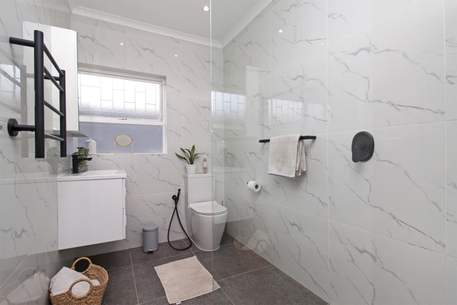 4 Bedroom Property for Sale in Sunnydale Western Cape